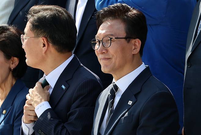 김민석 더불어민주당 대표와 신장식 조국혁신당 대표가 3일 국회 본청 앞에서 22대 국회 후반기 정기국회 개원 기념사진 촬영 순서를 기다리고 있다. ⓒ연합뉴스