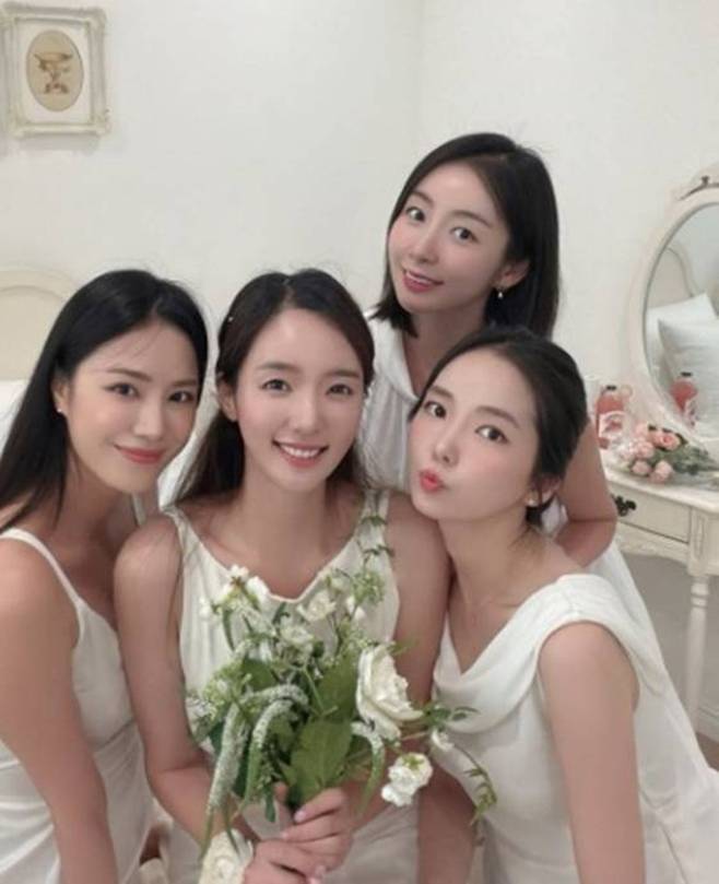 스텔라 멤버들과 함께 브라이덜 샤워를 한 민희 SNS