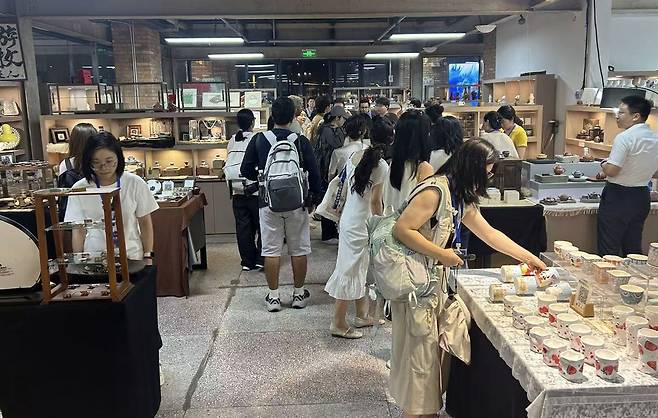 중국 징더전 도자기 판매점 (베이징=연합뉴스) 한종구 특파원 = 1일 중국 장시성 징더전 도자기 판매점에서 관광객들이 도자기를 구매하고 있다.