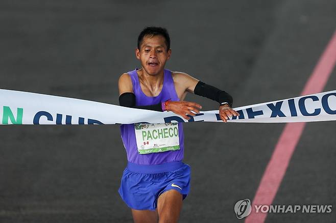 22달러짜리 전자시계 차고 우승하는 크리스티안 파체코 [EPA=연합뉴스]