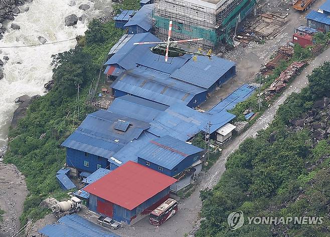 어퍼트리슐리 건설 현장 낮게 나는 네팔 군 헬기 (라수와[네팔]=연합뉴스) 김성민 기자 = 대규모 홍수가 발생한 네팔에 한국 정부가 파견한 해외긴급구호대(KDRT)가 활동 중인 3일(현지시간) 네팔 라수와 지역 람체 인근에서 바라본 어퍼트리슐리(UT)-1 수력발전소 건설 현장 상공에서 네팔 군 헬기 한 대가 낮게 비행하고 있다. 2026.9.3 ksm7976@yna.co.kr
