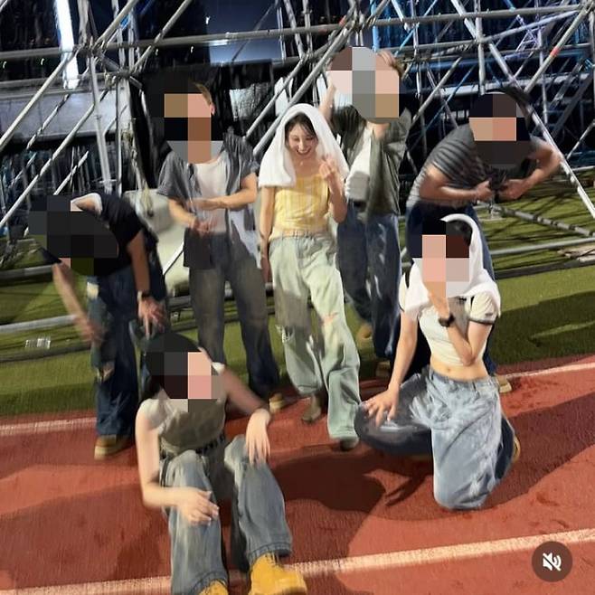 이채연 수건 쓰고 캔 들고 있는 모습