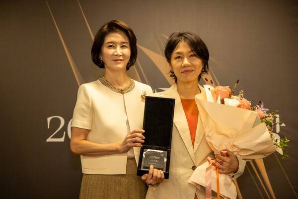 우현희 호반문화재단 이사장(왼쪽)이 3일 서울 종로구 세종문화회관 미술관에서 열린 '2026 호반미술상' 시상식에서 이수경 작가를 축하하며 기념촬영을 하고 있다.[출처=호반그룹]