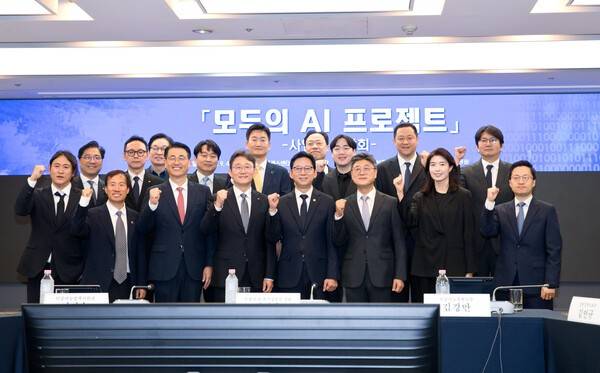 배경훈 부총리 겸 과학기술정보통신부 장관이 4일 오전 서울 중구 한국프레스센터에서 열린 '모두의 AI 프로젝트 사업자 간담회' 에서 기념촬영을 하고 있다. (앞줄 왼쪽부터) 백준호 퓨리오사AI 대표, 김성훈 업스테이지 대표, 이경일 솔트룩스 대표, 박윤영 KT 대표, 배경훈 부총리, 정재헌 SK텔레콤 대표, 정신아 카카오 대표, 김지훈 SK텔레콤 본부장. [출처=과학기술정보통신부]