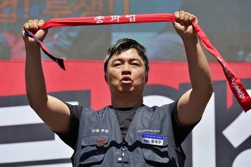 ▲윤석구 전국금융산업노동조합 위원장이 4일 서울 광화문 세종대로에서 열린 총파업 집회에서 머리띠를 들어올리고 있다.
