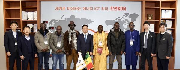 지난해 한전KDN을 방문한 세네갈 정부인사들 모습. 사진=한전KDN