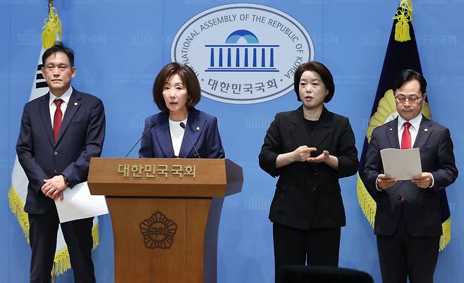나경원 국민의힘 의원이 4일 여의도 국회 소통관에서 김용범 전 청와대 정책실장·이찬진 금융감독원장·이억원 금융위원장에 대한 ETF 사기죄 고발 기자회견을 하고 있다. (사진=뉴시스)