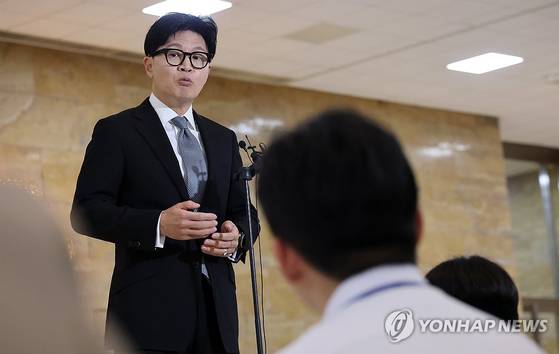 무소속 한동훈 의원이 3일 국회에서 열릴 예정인 본회의에 참석하며 김승원 법무부 장관 후보자를 둘러싼 의혹과 관련한 취재진 질의에 답하고 있다. 〈사진=연합뉴스〉