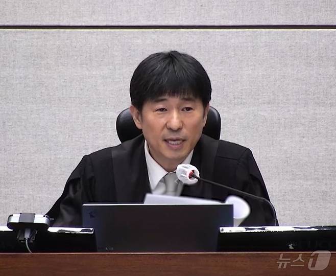 지귀연 부장판사가 19일 오후 서울 서초구 서울중앙지방법원에서 열린 12·3 비상계엄 관련 윤석열 전 대통령 내란 우두머리 혐의 사건 1심 선고공판에서 판결문을 낭독하고 있다. 이날 재판부는 윤석열 전 대통령에게 무기징역을 선고했다. (서울중앙지법 제공. 재판매 및 DB 금지) 2026.2.19 ⓒ 뉴스1