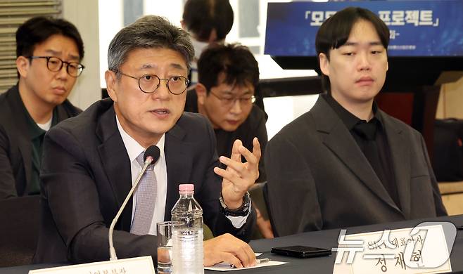 정재헌 SKT 대표이사가 4일 오전 서울 중구 프레스센터에서 열린 '모두의 AI 프로젝트' 사업자 간담회에서 발언을 하고 있다. 이날 참석자들은 모두의 AI 경쟁력 확보 전략 등을 논의했다. 2026.9.4 ⓒ 뉴스1 김명섭 기자