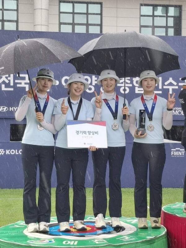 제58회 전국 남여 양궁 종합선수권대회에서 단체전 은메달을 수상하고 있다.(좌측부터 양궁팀 남수현 탁해윤 이은경 유시현)/사진=순천시