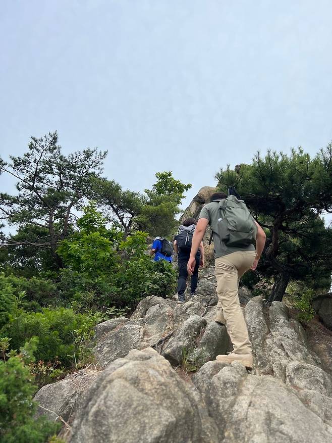 2024년 서울불꽃축제 야경을 보기 위해 시민들이 관악산에 오르고 있다. /이원창 작가 제공
