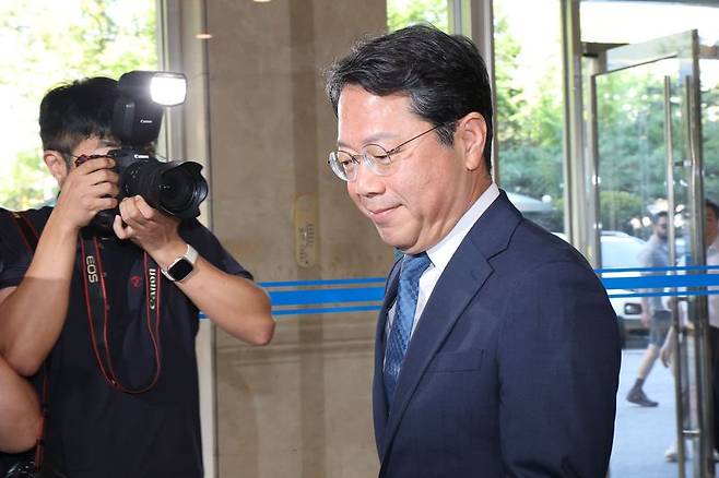 김승원 법무부 장관 후보자가 3일 오전 서울 종로구 적선현대빌딩에 마련된 인사청문회 준비사무실로 출근하고 있다. 뉴스1