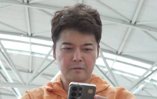 행선지를 검색 중인 전현무. [사진출처 = 영상캡처]