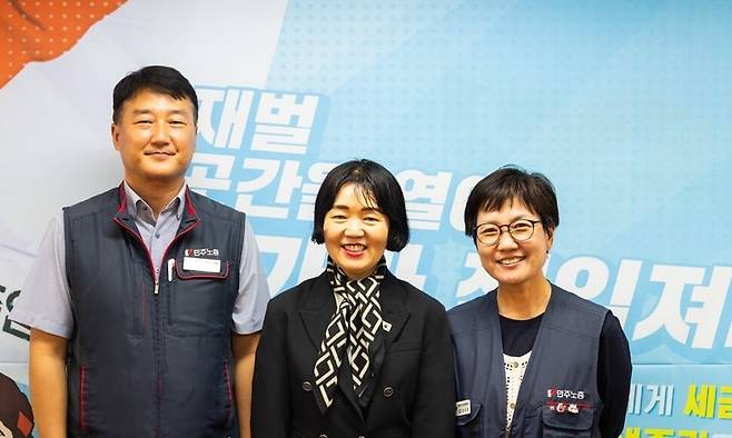 4일 오후 민주노총을 방문한 김경자 청와대 사회수석(가운데)과 양경수 민주노총 위원장(왼쪽), 엄미경 민주노총 사무총장 직무대행. 민주노총 제공