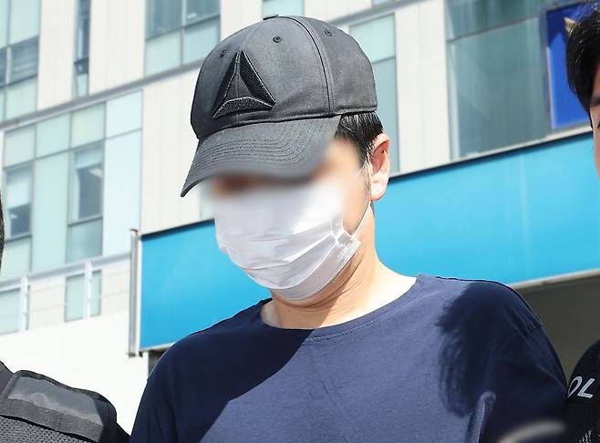 여러 차례 가정폭력을 신고하고 다른 거처로 피신해 있던 아내를 찾아가 살해한 현직 공무원 30대 남성 A씨가 지난 3일 구속 전 피의자 심문(영장실질심사)에 출석하기 위해 경기도 성남시 분당경찰서 유치장에서 나오고 있다. 연합뉴스