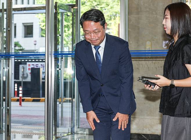 김승원 법무부 장관 후보자가 3일 서울 종로구 적선현대빌딩에 마련된 인사청문회 준비 사무실로 출근하며 인사하고 있다. 김경록 기자