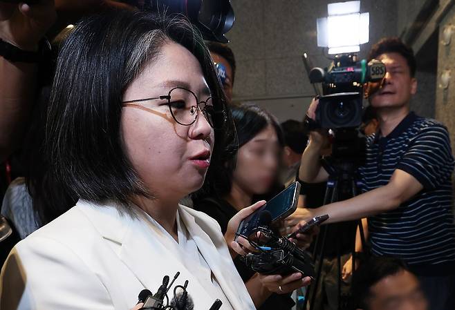 용혜인 성평등가족부 장관 후보자가 4일 오전 서울 서대문구 한국청소년활동진흥원에 마련된 인사청문회 준비 사무실로 출근하고 있다. 뉴스1