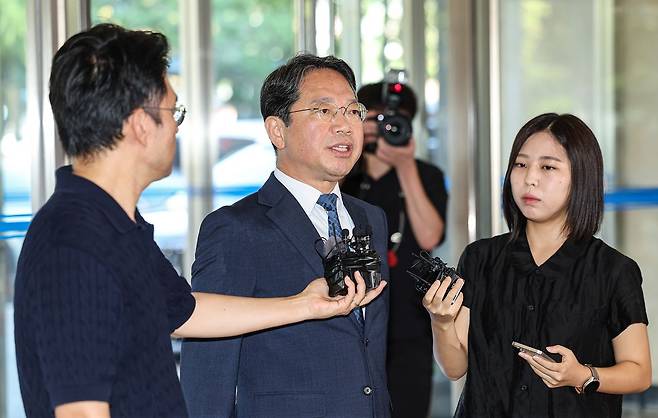 김승원 법무부 장관 후보자가 3일 서울 종로구 적선현대빌딩에 마련된 인사청문회 준비 사무실로 출근하며 취재진의 질문에 답하고 있다. 김경록 기자.