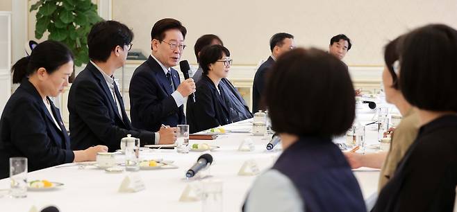 이재명 대통령이 4일 청와대에서 열린 시민사회 초청 간담회에서 발언을 하고 있다. 전민규 기자