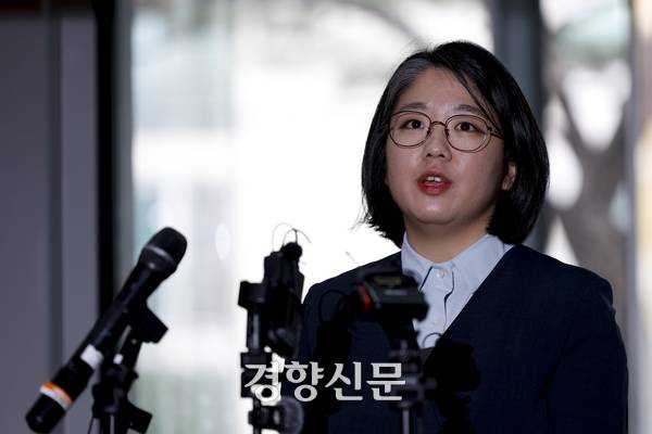 용혜인 성평등가족부 장관 후보자가 지난 2일 서울 서대문구 인사청문회 준비사무실로 출근하며 기자들의 질문에 답하고 있다. 문재원 기자
