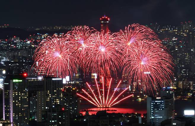 2026 세계불꽃축제를 하루 앞둔 4일 서울 여의도 주변으로 전야제 불꽃이 밤하늘에 빛나고 있다. 연합뉴스