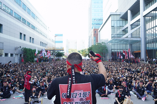 지난해 8월 SK하이닉스 노조가  영업이익 성과급 지급을 요구하며 벌인 결의대회 모습. [연합]