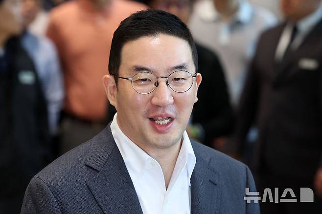 [서울=뉴시스] 조성우 기자 = 고(故) 구본무 LG 선대회장의 부인 김영식 여사와 두 딸이 구광모 LG그룹 회장을 상대로 낸 상속회복청구 소송의 항소심이 4일 시작된다. 사진은 구광모 LG그룹 회장이 지난 6월 8일 서울 영등포구 여의도 LG트윈타워에서 젠슨 황 엔비디아 최고경영자(CEO)와 회동을 마친 뒤 미디어 브리핑을 하는 모습. 2026.09.04. xconfind@newsis.com