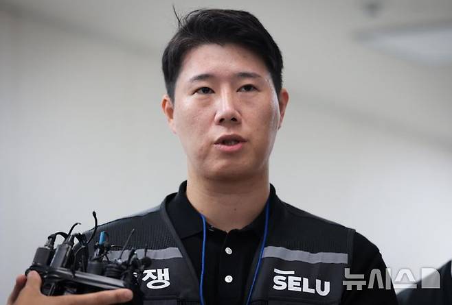 [세종=뉴시스] 강종민 기자 = 삼성그룹 초기업노동조합 삼성전자지부 최승호 위원장이 20일 정부세종청사 중앙노동위원회에서 노사협상 결렬에 따른 총파업 강행 입장을 밝히고 있다. (공동취재) 2026.05.20. photo@newsis.com