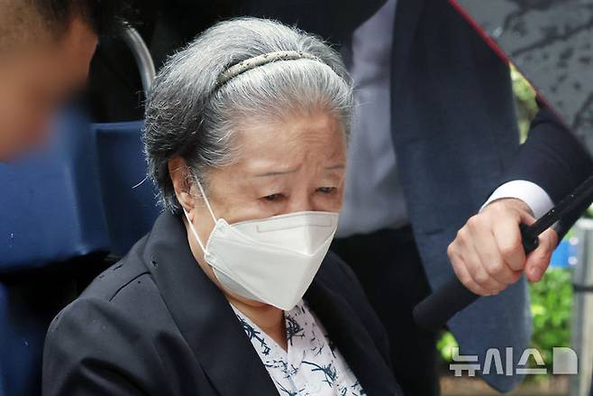 [서울=뉴시스] 최동준 기자 = 윤석열 정부와의 정교유착 혐의로 한학자 세계평화통일가정연합(통일교) 총재가 1심에서 징역 2년을 선고받은 가운데, 특별검사팀이 이에 불복해 항소했다. 징역 6개월을 선고받은 윤영호 전 세계본부장도 같은 날 항소했다. 사진은 한 총재가 지난달 31일 서울 서초구 서울중앙지방법원에서 열린 1심 선고 공판에서 정치자금법 위반 혐의 징역 1년, 청탁금지법 위반 및 업무상 횡령 혐의 징역 1년 등 총 징역 2년 선고를 받은 뒤 법원을 나서는 모습. (공동취재) 2026.09.04. photocdj@newsis.com