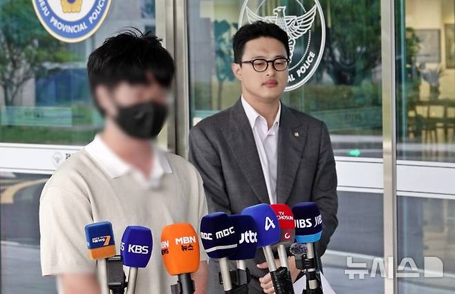 [제주=뉴시스] 오영재 기자 = 제주 실종 허위종결로 석 달 만에 시신으로 발견된 30대 여성의 오빠가 4일 오후 제주경찰청 앞에서 부 경장 파면 촉구 등 규탄 기자회견을 하고 있다. 2026.09.04. oyj4343@newsis.com