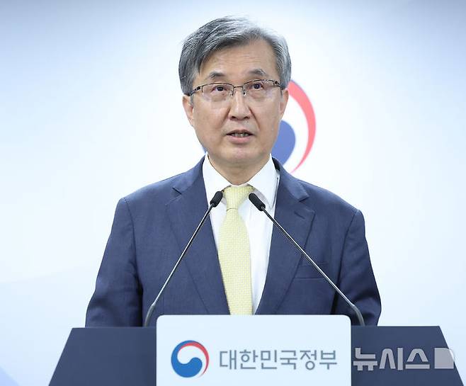 [서울=뉴시스] 조수정 기자 = 이주원 중대범죄수사청장후보추천위원회 위원장이 4일 오후 서울 종로구 정부서울청사에서 초대 청장 후보군을 발표하고 있다. 후보군은 김관정 변호사·김지용 변호사·문홍주 변호사·이윤제 교수 4명으로 추려졌다. 2026.09.04. chocrystal@newsis.com