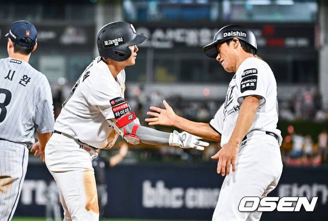 [OSEN=수원, 박준형 기자] 3일 오후 수원KT위즈 파크에서 2026 신한 SOL KBO리그 KT 위즈와 한화 이글스의 경기가 진행됐다.이날 KT는 고영표를, 한화는 왕옌청을 선발투수로 내세웠다.5회말 1사 1루 KT 대타 장진혁이 동점 1타점 적시 3루타를 날리고 최만호 코치와 하이파이브를 하고 있다   2026.09.03 / soul1014@osen.co.kr