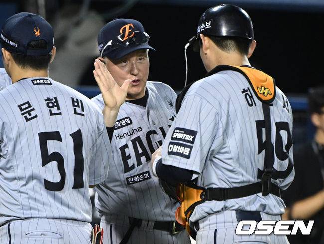 [OSEN=잠실, 조은정 기자]프로야구 한화 이글스가 어렵사리 두산 베어스의 5연승을 저지했다.김경문 감독이 이끄는 한화는 12일 서울 잠실구장에서 열린 2026 신한 SOL KBO리그 두산과의 원정경기에서 4-3으로 승리했다. 이날 승리로 한화는 시즌 전적 48승53패3무를 만들었다. 반면 4연승이 끊긴 두산은 53승46패4무가 됐다.한화 김경문 감독이 허인서와 승리를 기뻐하고 있다. 2026.08.12 /cej@osen.co.kr