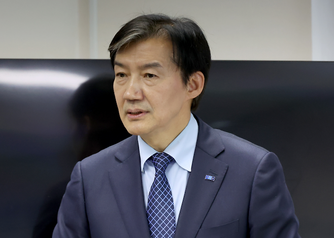 조국 전 조국혁신당 대표가 지난 4월 8일 경남 창원시 성산구 한 빌딩에서 열린 심규탁 창원시장 후보 선거사무소 개소식에서 축사하고 있다. 창원 연합뉴스