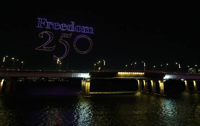 ‘Freedom 250’이 열린 4일 오후 마포대교 상공에 드론쇼가 펼쳐지고 있다. 이 행사는 미국 독립 250주년과 한미 동맹 및 우정을 기념하기 위해 주한미국대사관이 기획한 것으로 ‘서울세계불꽃축제 2026’의 전야제 성격도 띠고 있다. 사진공동취재단