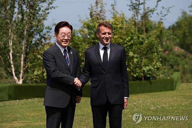 이재명 대통령, G7 환영식 참석 (에비앙=연합뉴스) 한상균 기자 = 이재명 대통령이 16일(현지시간) 프랑스 에비앙레뱅 주요 7개국(G7) 정상회의 행사장에서 열린 초청국 환영행사에서 의장국인 프랑스의 에마뉘엘 마크롱 대통령과 기념 촬영을 하고 있다. 2026.6.16 xyz@yna.co.kr
