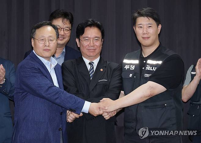 손 맞잡은 노사정 [연합뉴스 자료사진]