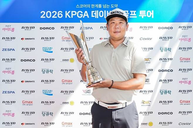 우승 트로피를 든 김연섭 [KPGA 제공. 재판매 및 DB 금지]