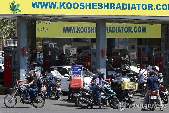 이란 수도 테헤란의 한 주유소에 주유를 위해 줄을 선 사람들 [AFP=연합뉴스 자료사진. 재판매 및 DB 금지]
