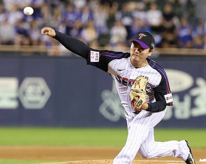 돌아온 고우석 (서울=연합뉴스) 미국프로야구 메이저리그(MLB)에서 3년 만에 LG 트윈스로 복귀한 고우석이 4일 서울 잠실구장에서 열린 2026 신한SOL KBO리그 정규시즌 삼성과 홈 경기 9회 역투하고 있다. 
    고우석은 이날 복귀전에서 1이닝을 무실점으로 막아 1천81일만에 KBO리그 정규시즌 세이브를 올렸다. 2026.9.4 [LG 트윈스 제공. 재배포 및 DB 금지] photo@yna.co.kr