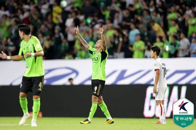 전북 현대 티아고가 복귀 후 첫 골을 기록하며 환호하고 있다. /한국프로축구연맹 제공