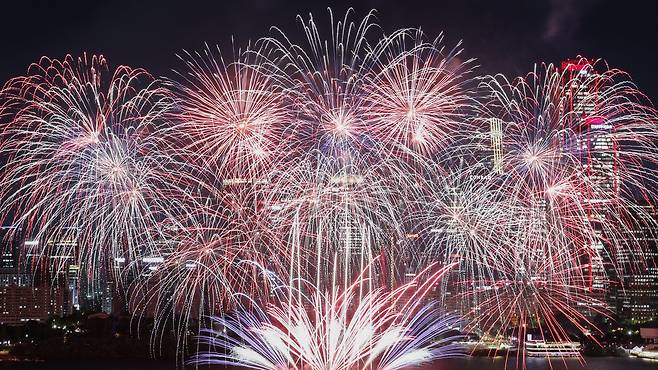 2026년 9월 4일 오후 여의도 한강공원 일대에서 열린 ‘한화와 함께하는 서울세계불꽃축제 2026’ 전야제에서 화려한 불꽃들이 밤하늘을 수놓고 있다. /임지훈 기자