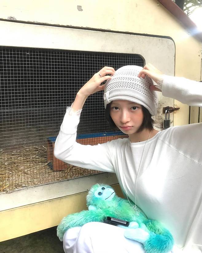 별모양 여드름 패치와 귀여운 볼캡으로 내추럴한 룩을 연출한 레이ㅣ인스타그램 @reinyourheart