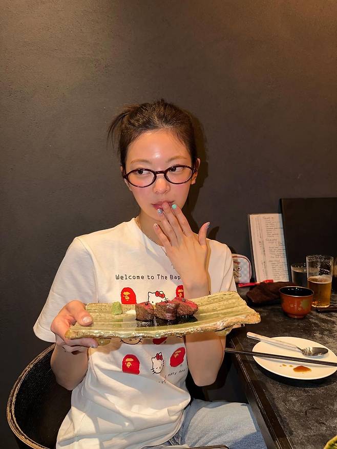 발그레한 혈색에 헤어와 작은 소품을 더한 리아 ㅣ 인스타그램 @lia_loves___