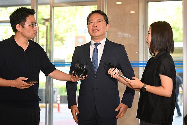3일 오전 서울 종로구에 마련된 법무부 장관 후보자 사무실에 김승원 법무부 장관 후보자가 첫 출근을 하고 있다. 장련성 기자