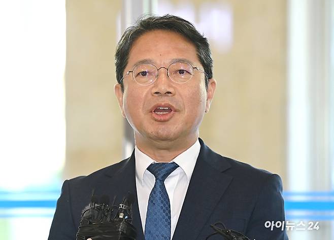 김승원 법무부 장관 후보자가 3일 오전 서울 종로구 적선현대빌딩에 마련된 인사청문회 준비사무실로 출근하고 있다. [사진=곽영래 기자]