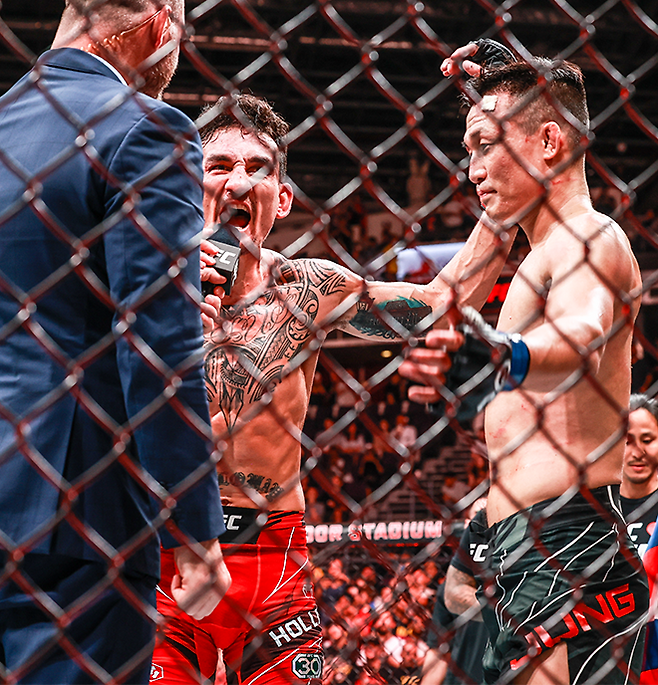 제4대 UFC 페더급 챔피언 맥스 홀로웨이가 2023년 8월 싱가포르체육관 관중 1만263명이 보는 앞에서 UFC 파이트 나이트 225 메인이벤트 승리 인터뷰로 ‘코리안 좀비’ 정찬성에 대한 존중을 표현하고 있다. 사진=FINAL FLASH 박종혁 작가 제공