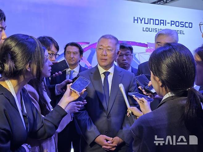 [도널슨빌(루이지애나)=뉴시스] 박현준 기자 = 정의선 현대차그룹 회장이 4일(현지시간) 미국 루이지애나주에서 열린 '현대제철-포스코 루이지애나 전기로 제철소(HPLS)' 기공식을 마치고 기자들의 질문에 답하고 있다. 2026.09.04 parkhj@newsis.com