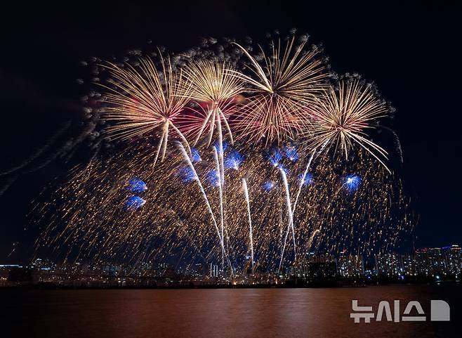 [서울=뉴시스] 김명년 기자 = 5일 서울 여의도 한강공원 일대에서 열린 '서울세계불꽃축제 2026'에서 화려한 불꽃이 밤하늘을 수놓고 있다. 2026.09.05. kmn@newsis.com